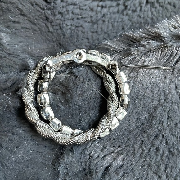 Sparkly 50s circle brooch with rhinestones - Picture 4 of 4